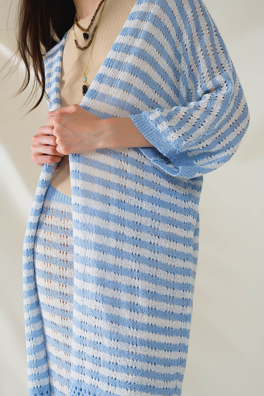 Casaco de malha azul estilo Boho com riscas de malha Pointelle e pormenores de franjas