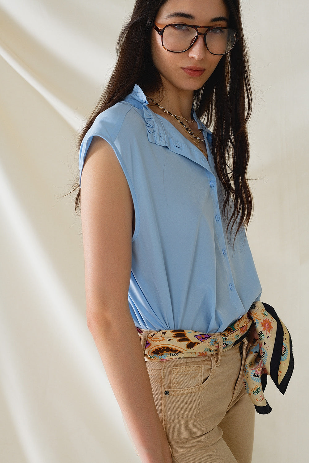 Blusa de gola Mao sem mangas com botões azul