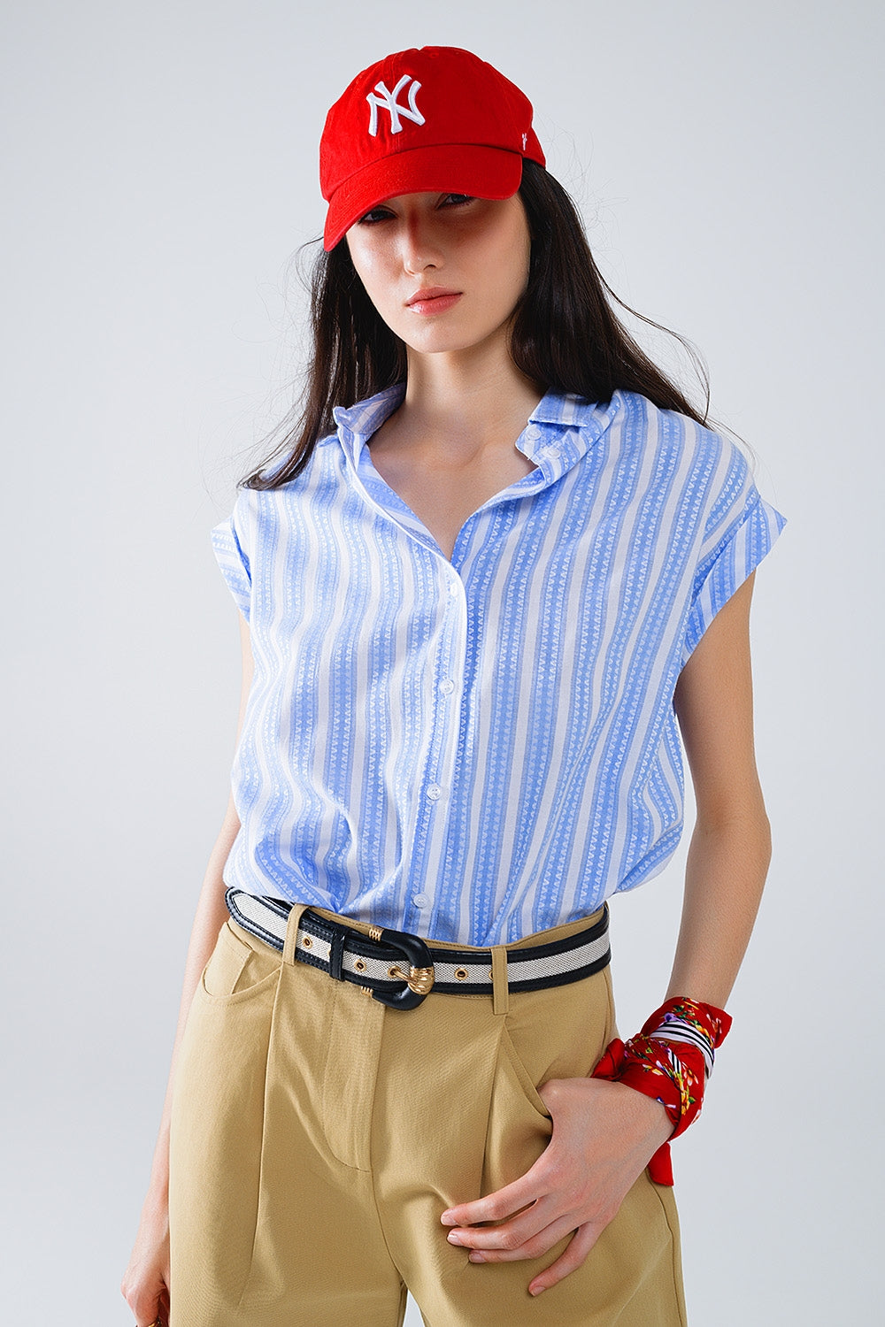 Blusa azul com riscas verticais e mangas curtas