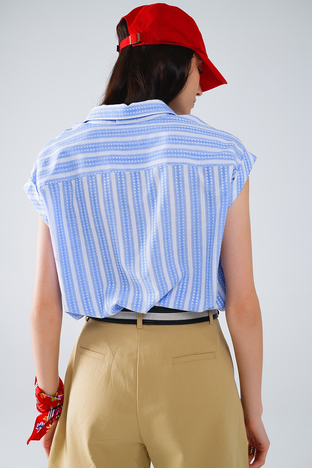 Blusa azul com riscas verticais e mangas curtas