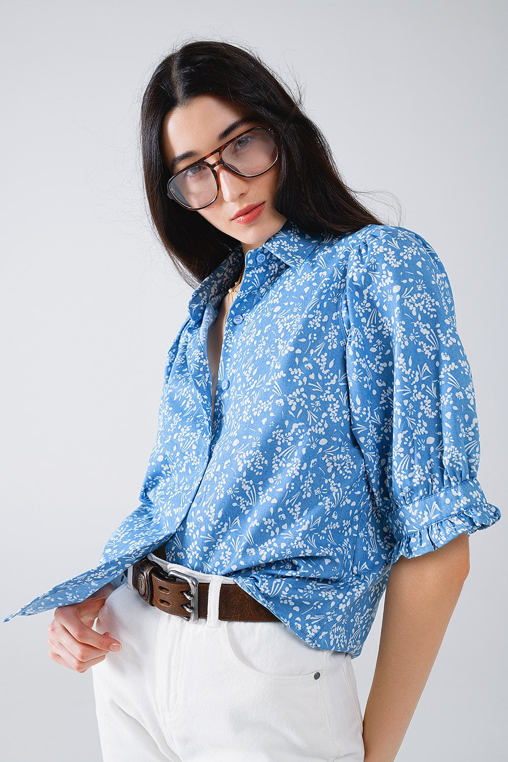 Blusa azul com motivos florais e mangas curtas
