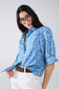 Blusa azul com motivos florais e mangas curtas