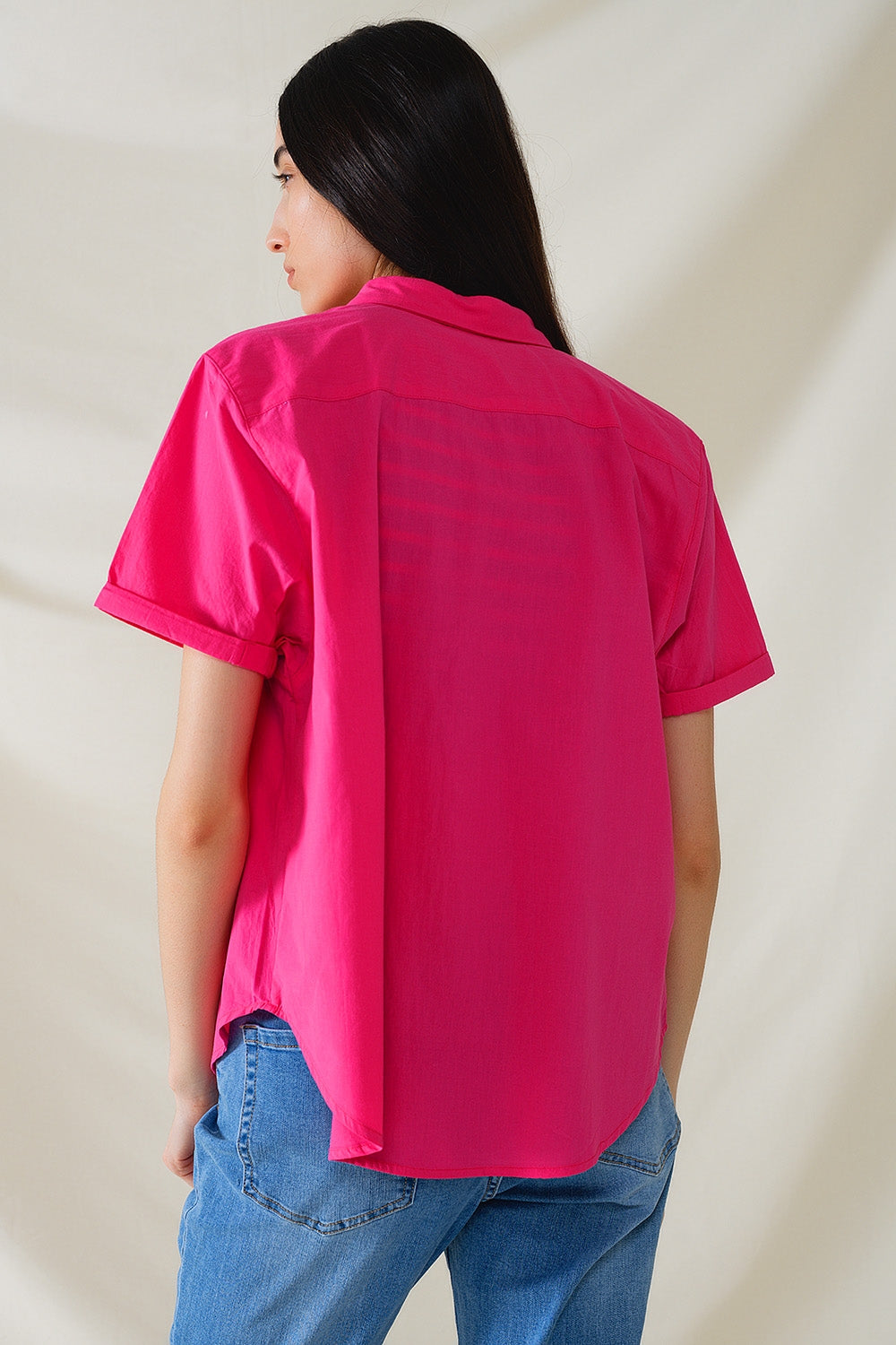 Camisa de manga curta com botões e descontraída em fúcsia