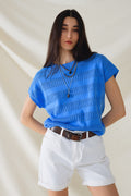 Camisola em azul com desenho de renda e manga curta