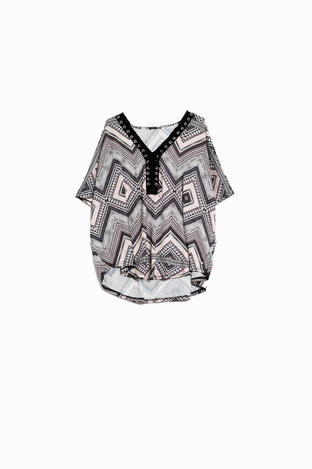 Camisa cinzenta com estampado geográfico e pormenor de laço cruzado no pescoço