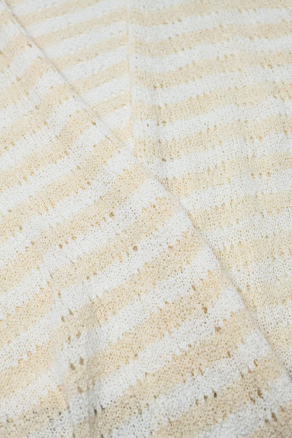 Casaco de malha estilo Boho bege com riscas e pormenores de franjas