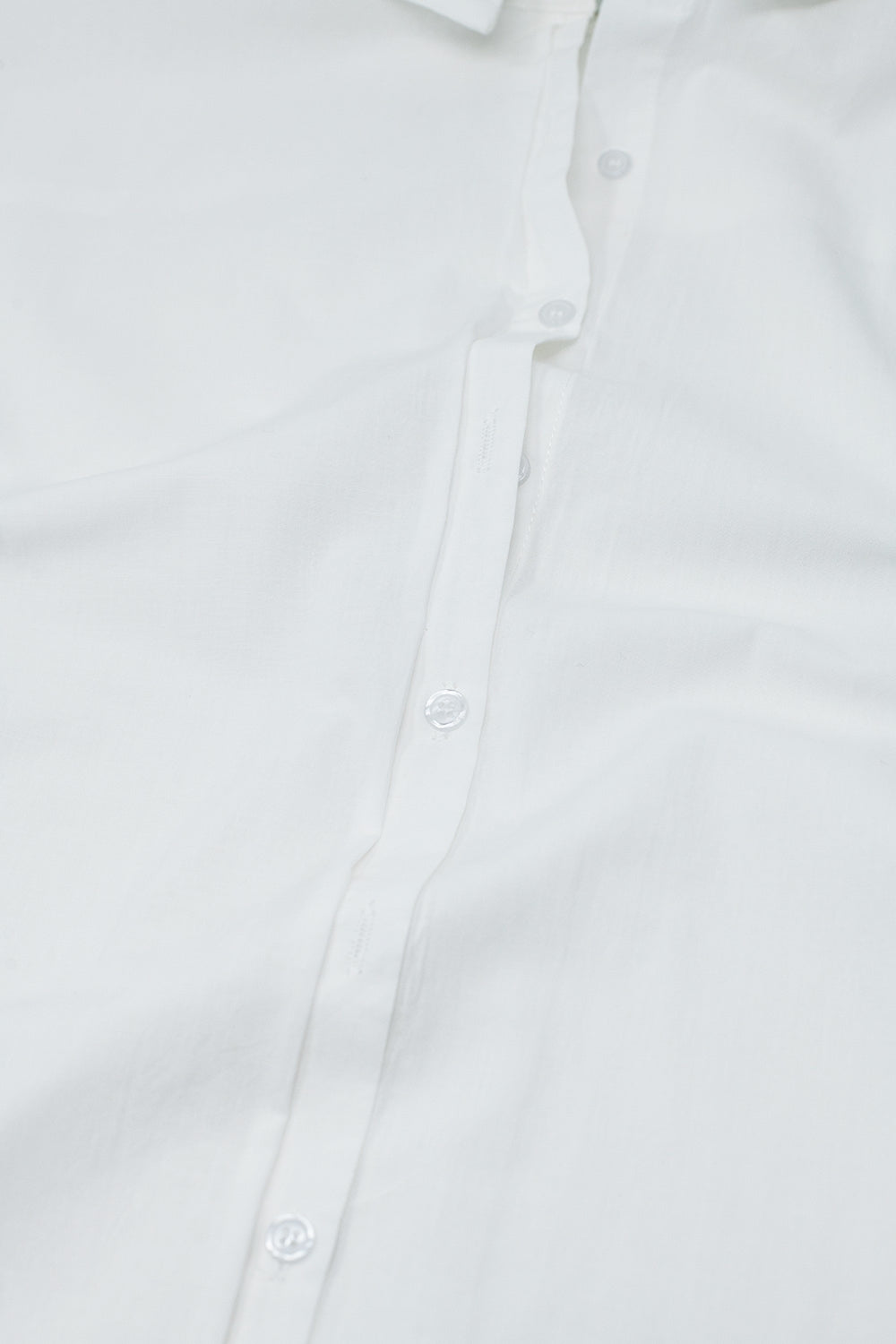 Camisa de manga curta com botões e descontraída em branco