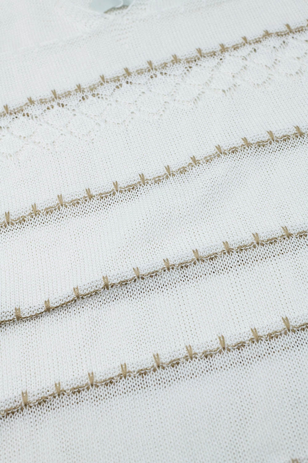 Vestido branco midi sem mangas com decote em V e design em croché