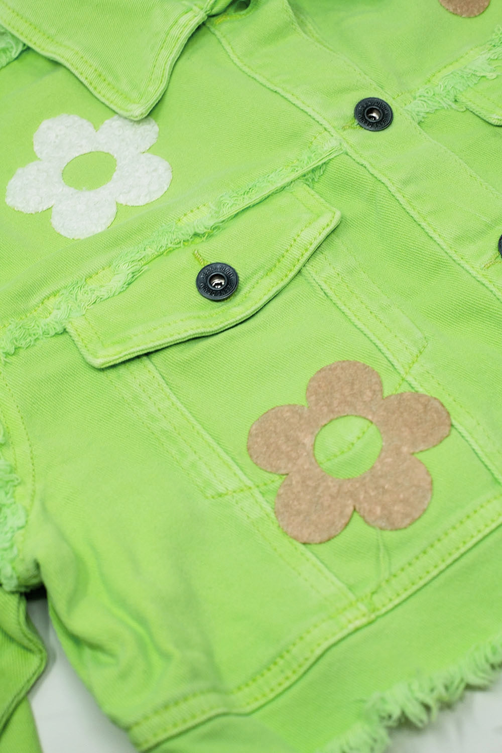 Casaco curto com bolsos no peito e pormenores florais em verde
