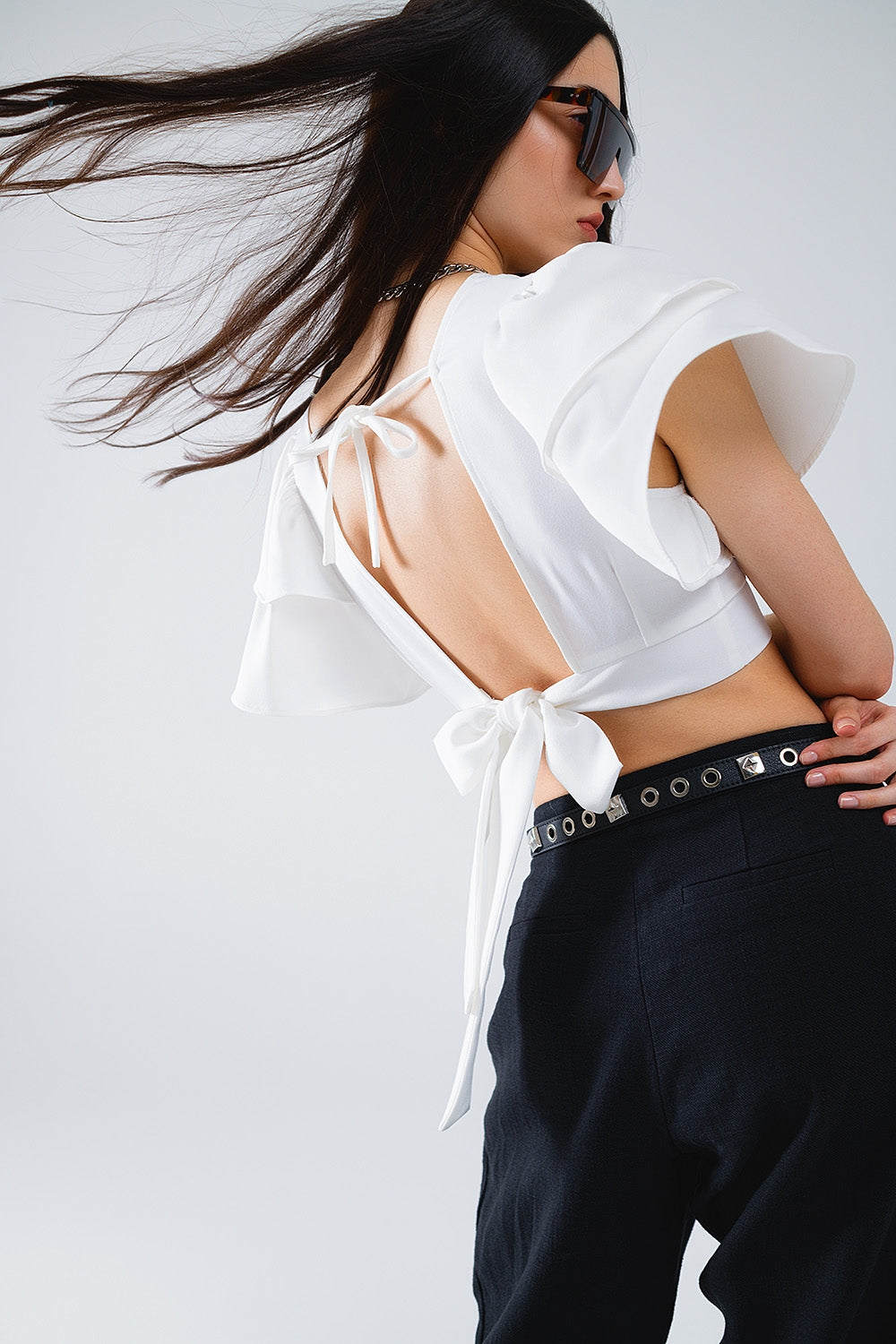 Top branco com mangas curtas e decote em V