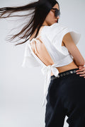 Top branco com mangas curtas e decote em V