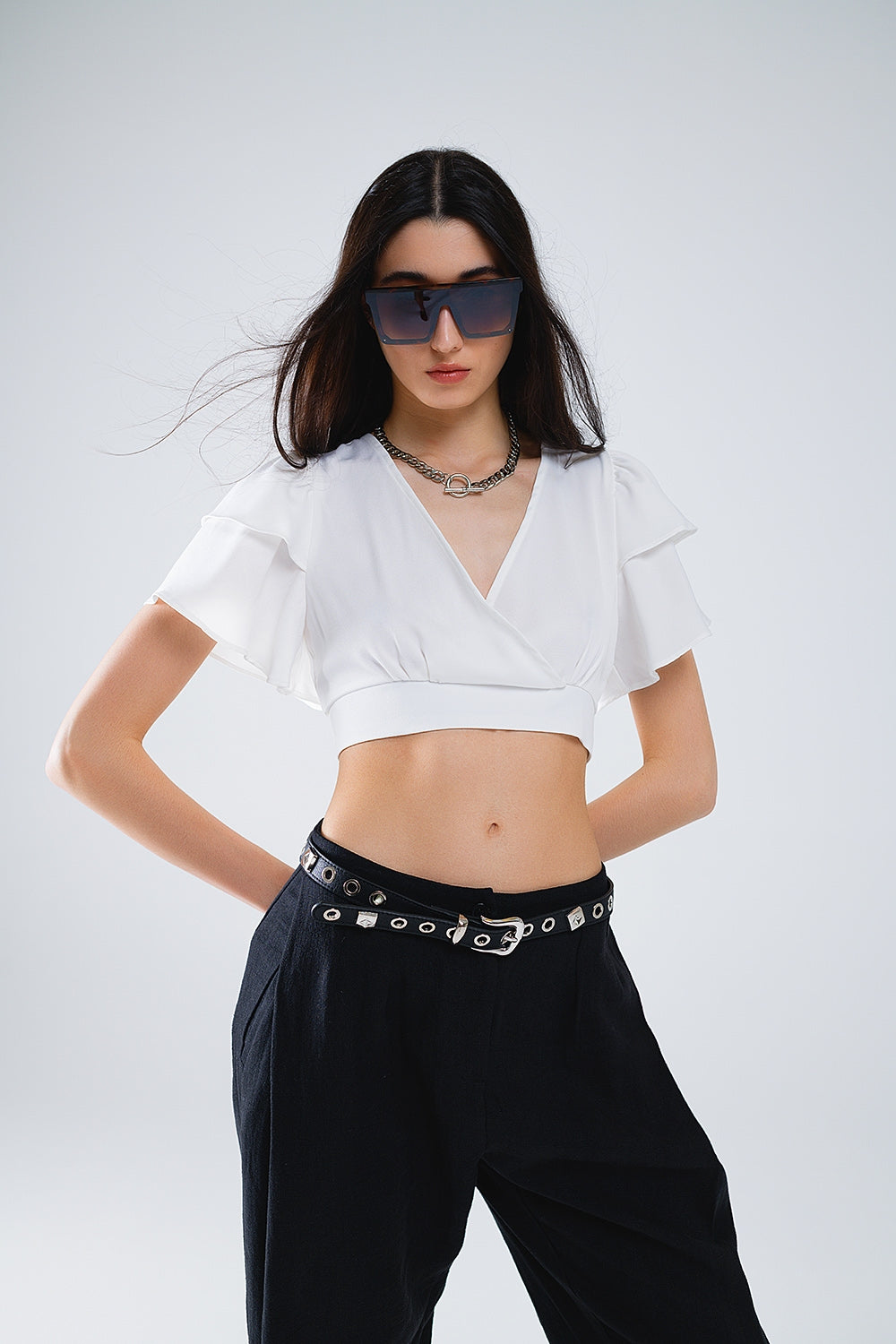Top branco com mangas curtas e decote em V
