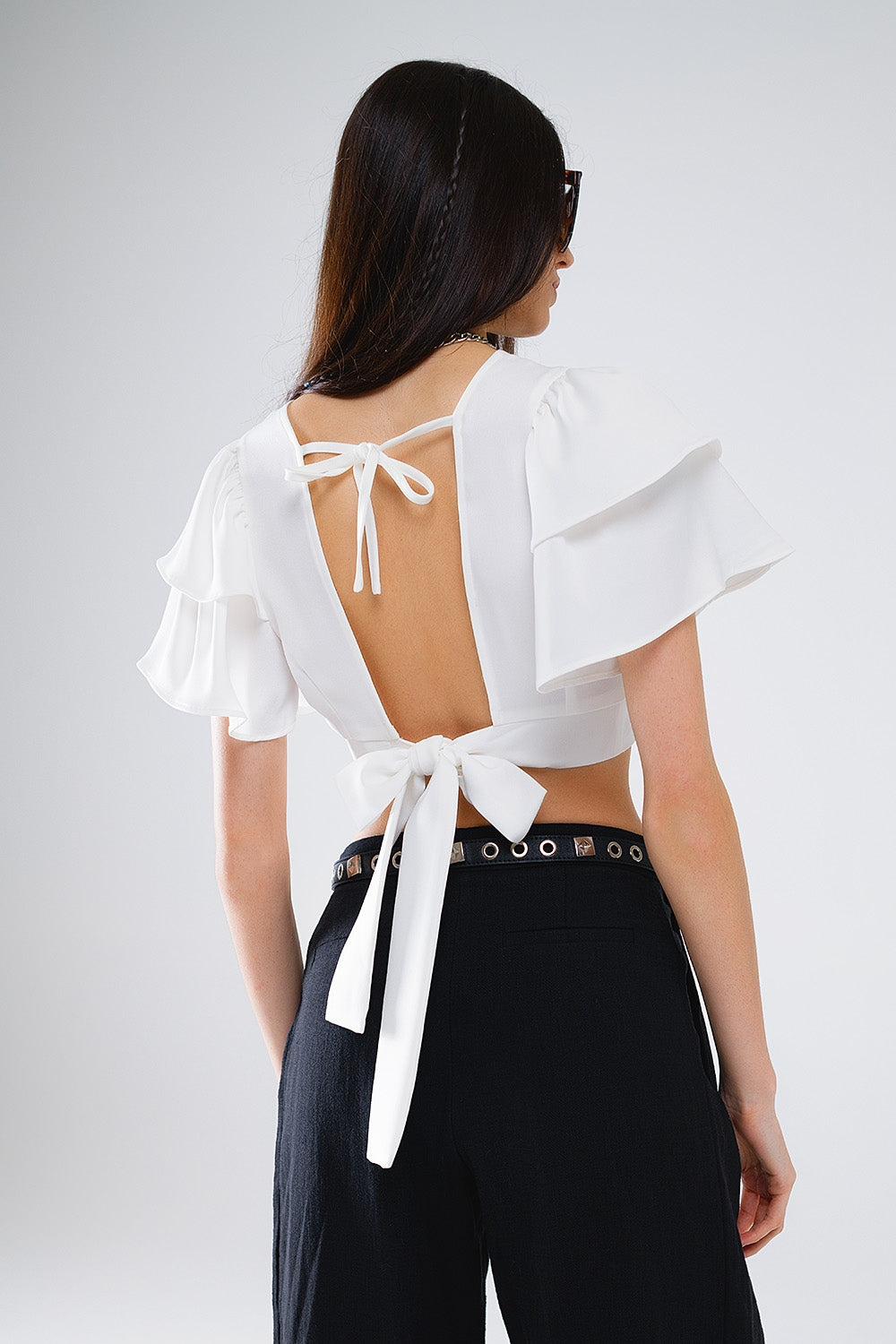 Top branco com mangas curtas e decote em V