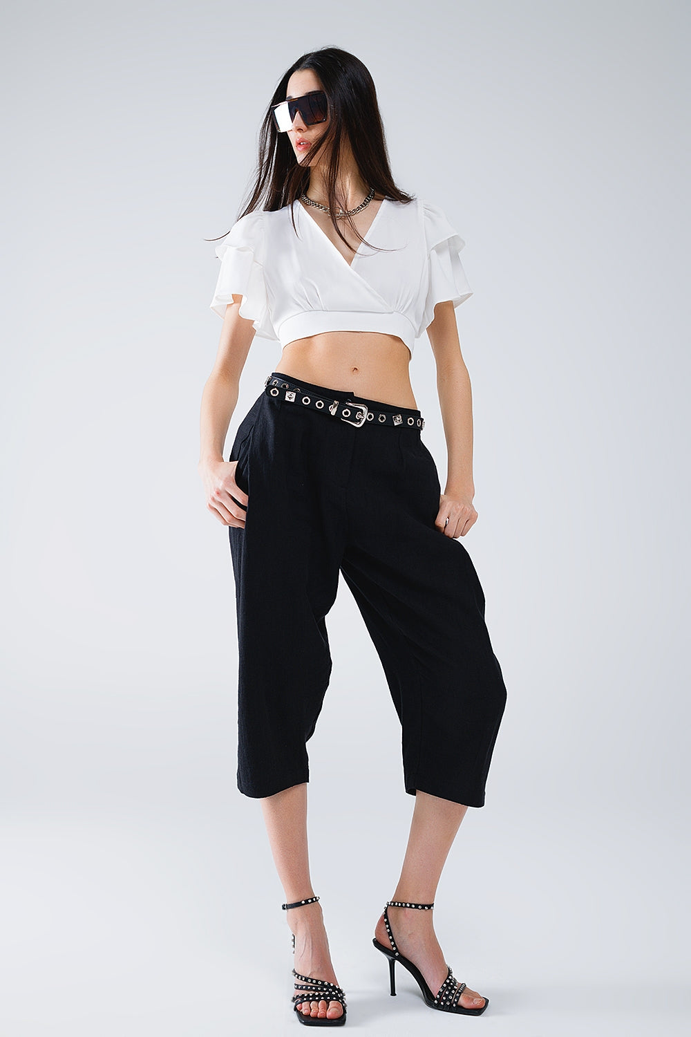 Top branco com mangas curtas e decote em V