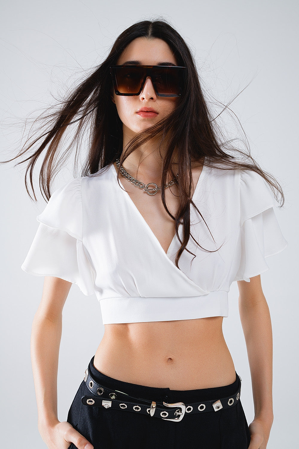 Top branco com mangas curtas e decote em V