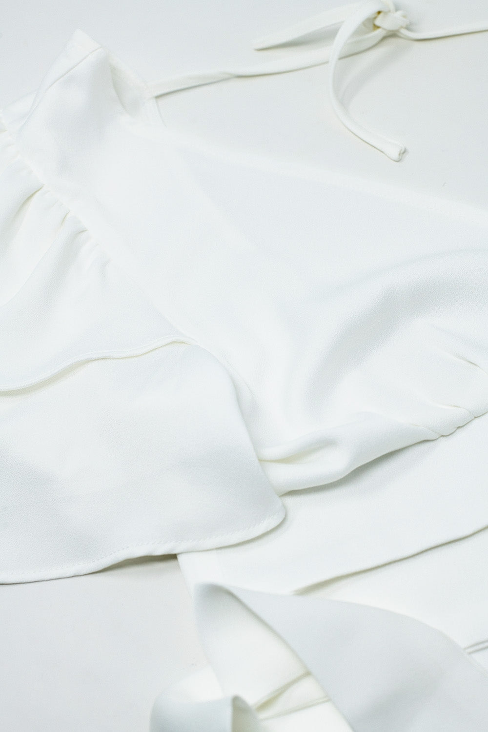 Top branco com mangas curtas e decote em V