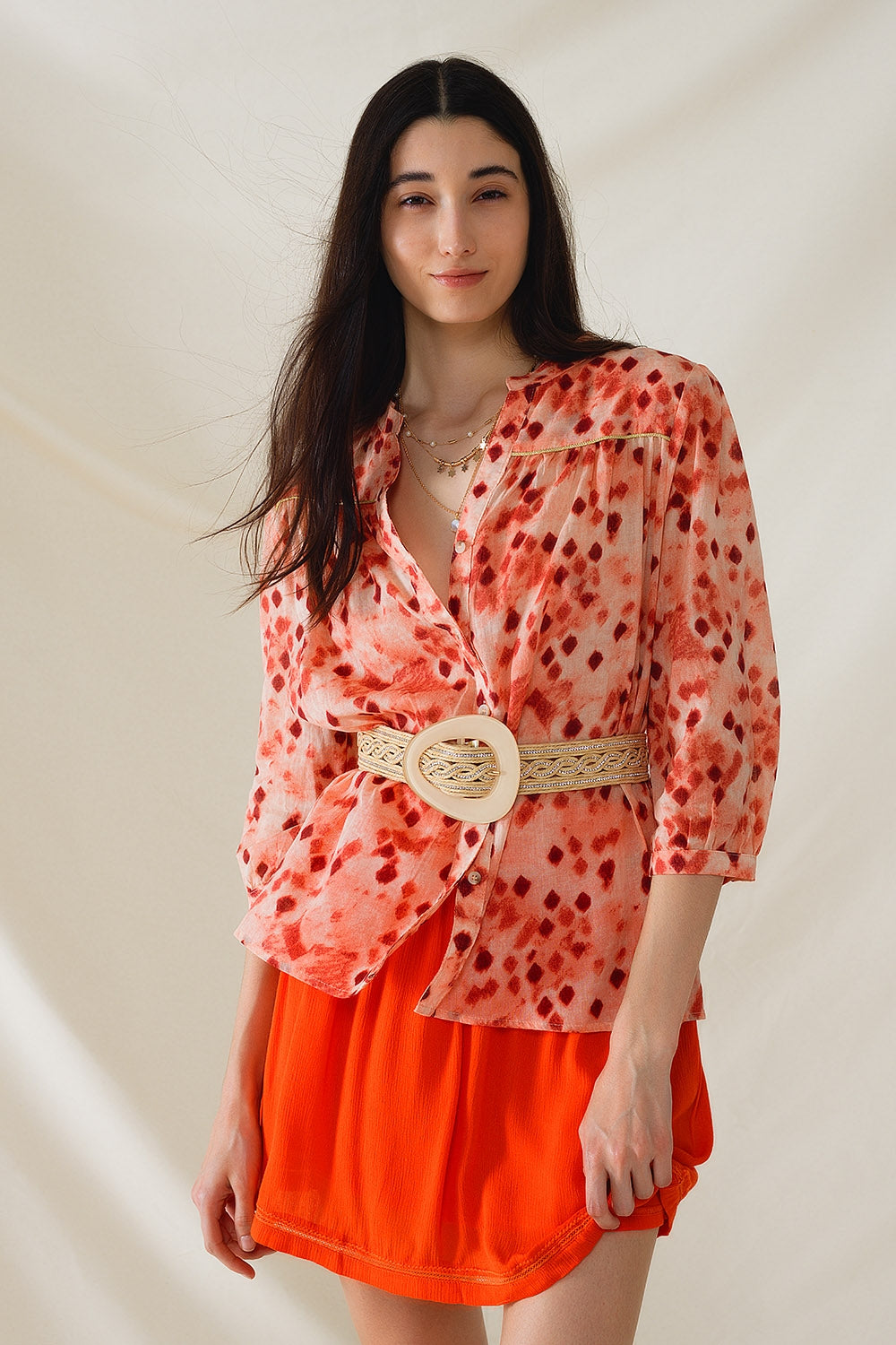 Camisa laranja com estampado abstrato e mangas 3/4