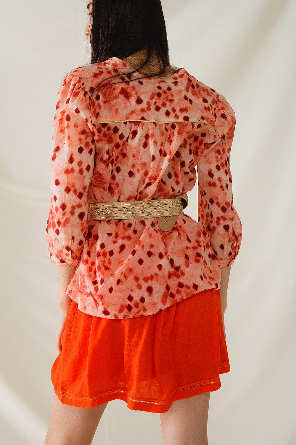 Camisa laranja com estampado abstrato e mangas 3/4
