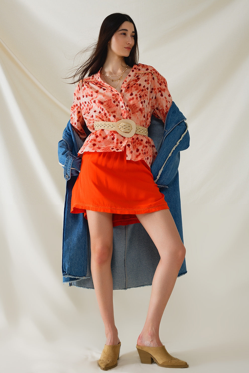 Camisa laranja com estampado abstrato e mangas 3/4