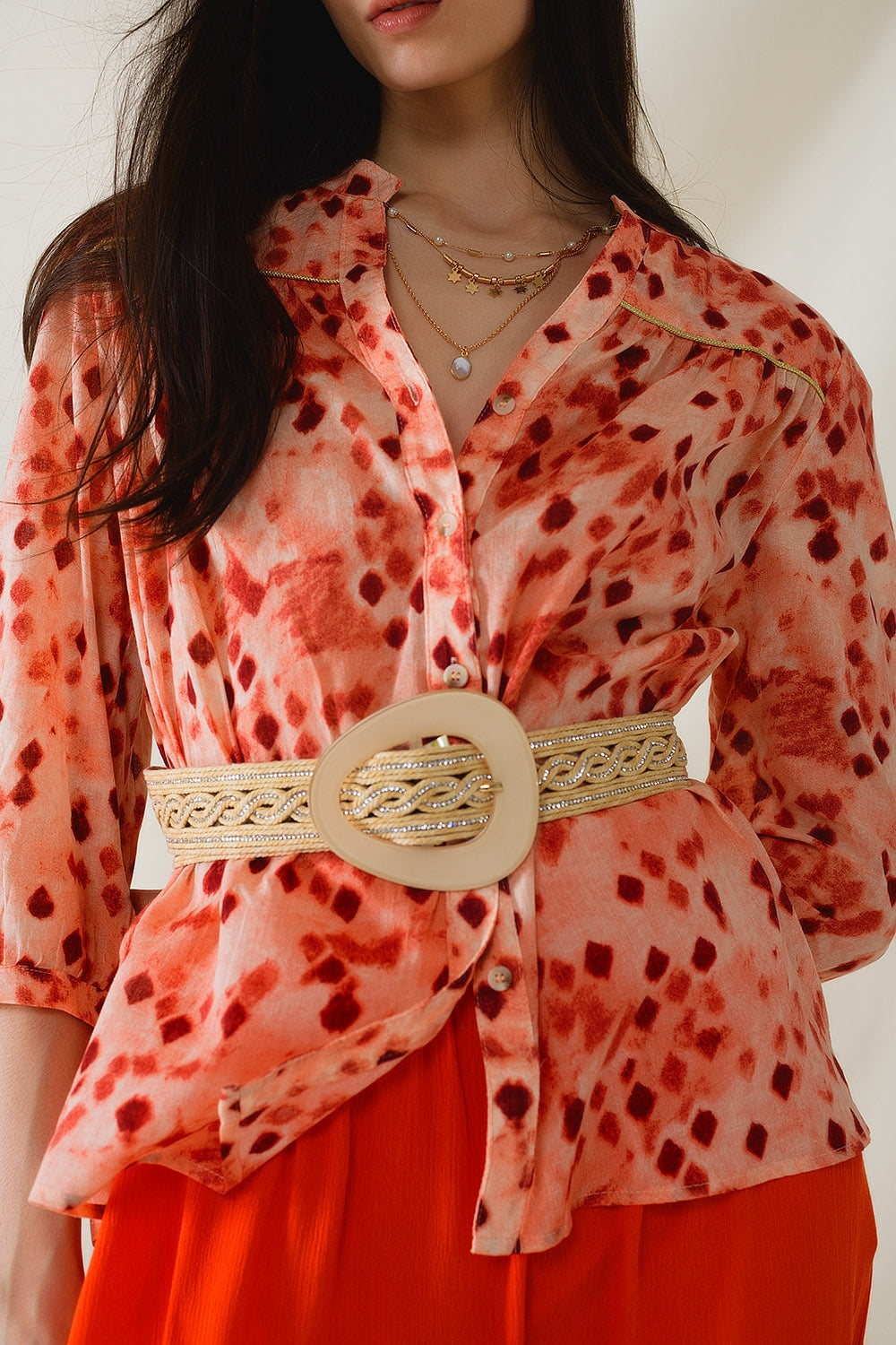 Camisa laranja com estampado abstrato e mangas 3/4