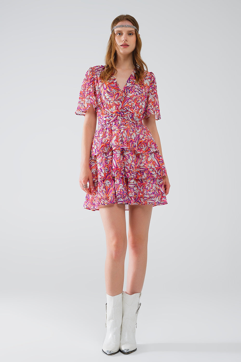 Vestido curto multicolorido com estampado floral e design com pregas