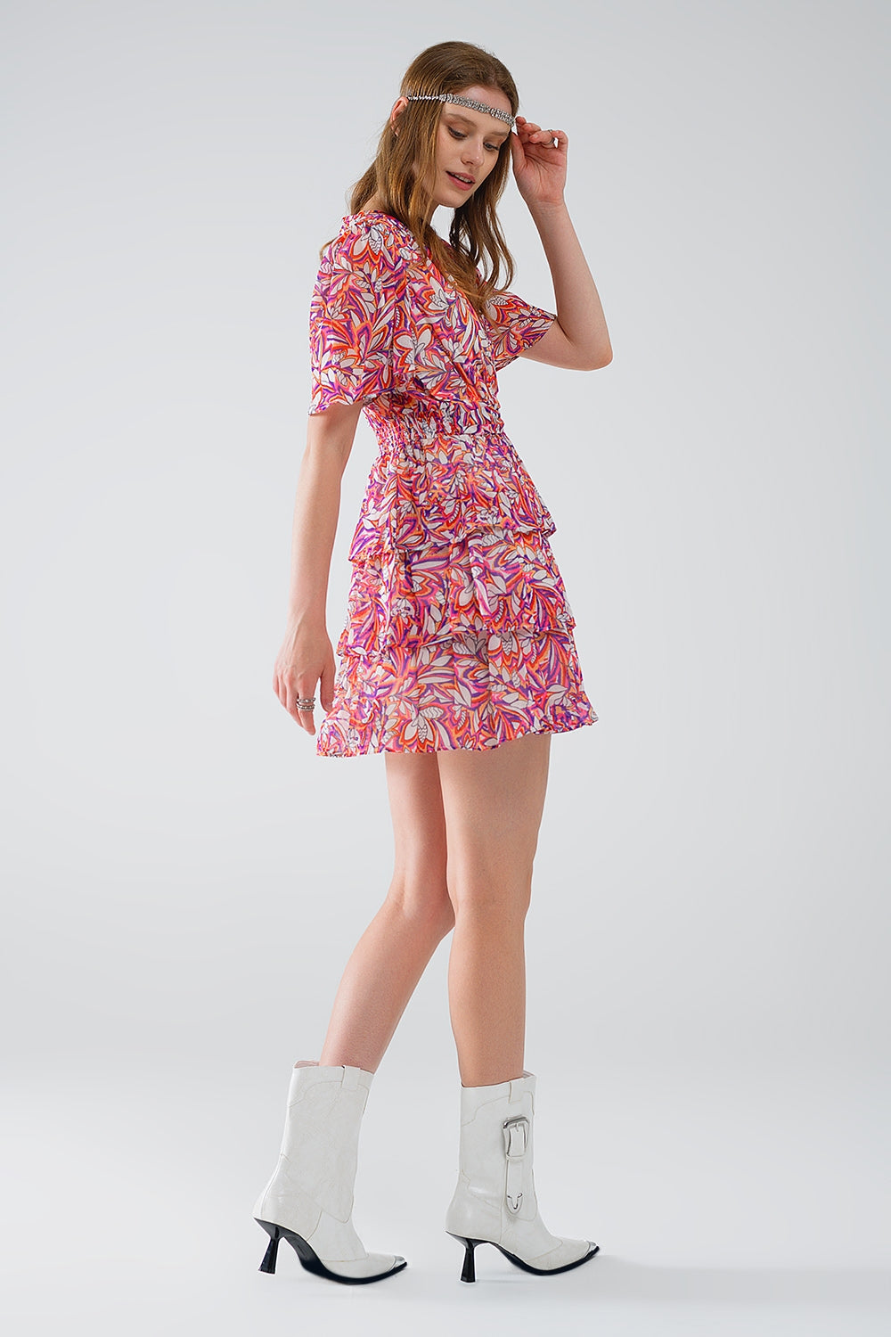 Vestido curto multicolorido com estampado floral e design com pregas