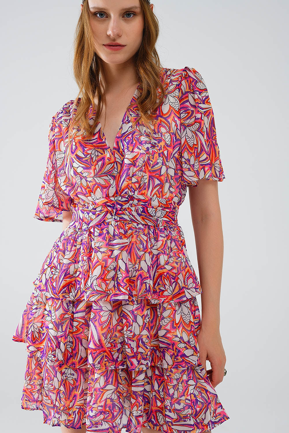 Vestido curto multicolorido com estampado floral e design com pregas
