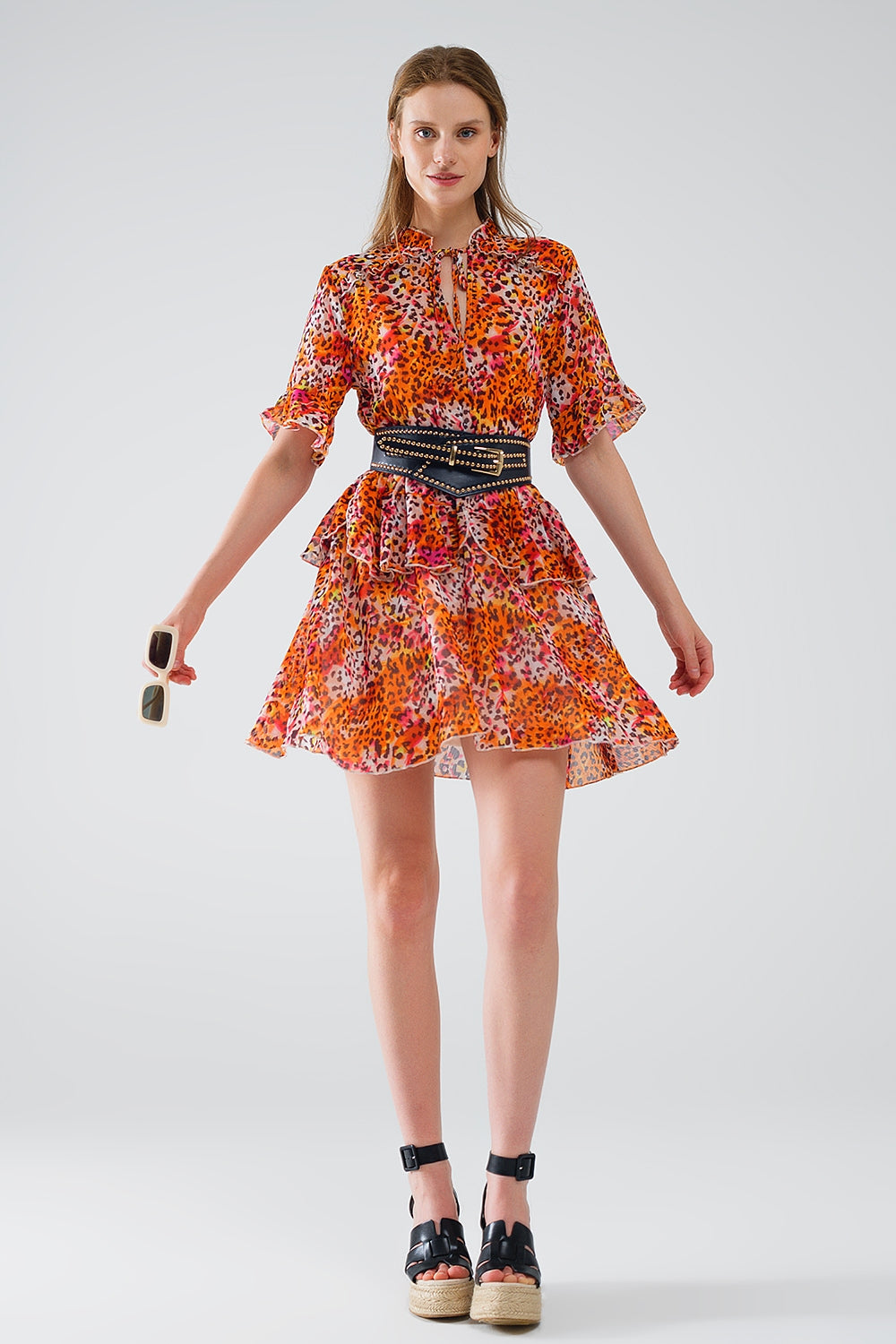 Vestido curto com estampado animal em laranja e branco
