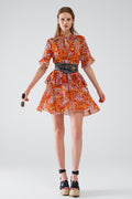 Vestido curto com estampado animal em laranja e branco