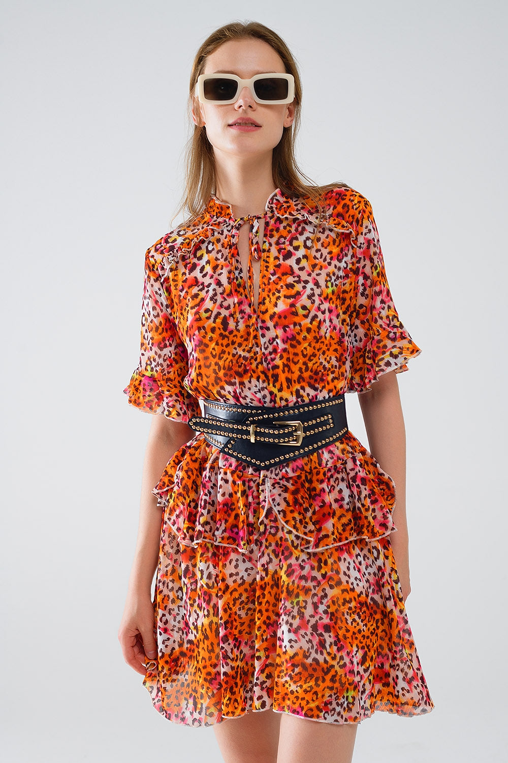 Vestido curto com estampado animal em laranja e branco
