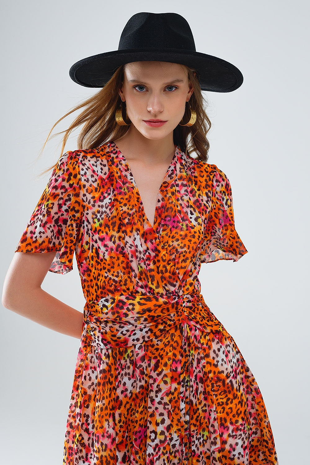Vestido curto laranja multicolorido com top cruzado com estampado animal