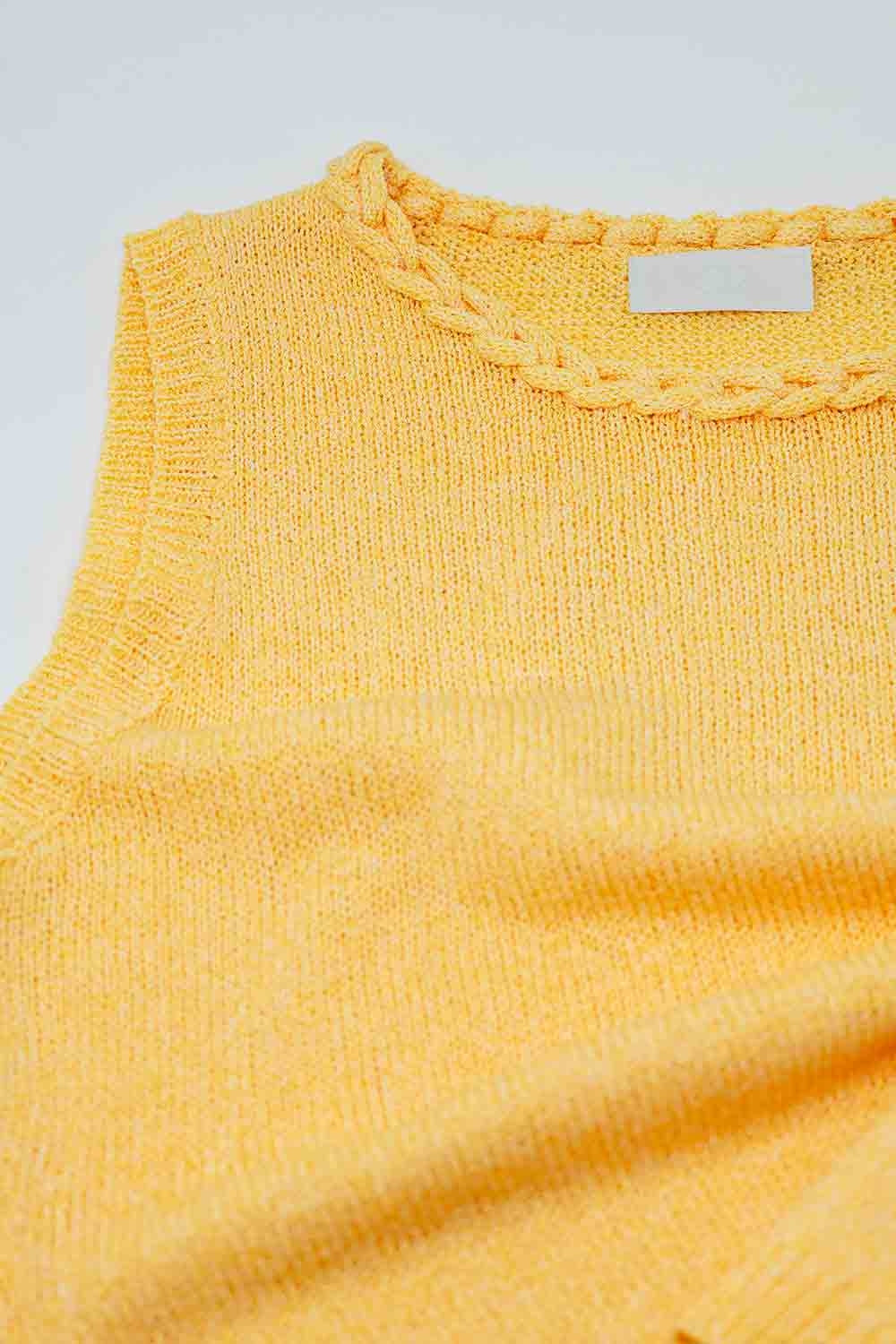 Camisola amarela sem mangas com decote em gola alta e pormenor de tranças no decote