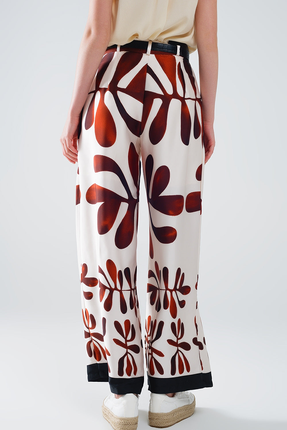 Calças de perna larga com estampado abstrato em branco e castanho