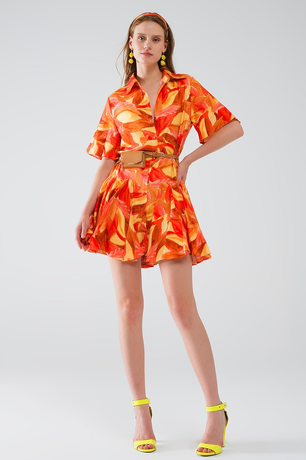Vestido curto com estampado abstrato em castanho Vermelho e castanho
