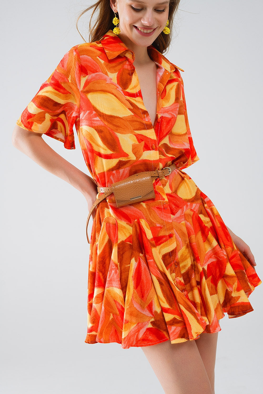 Vestido curto com estampado abstrato em castanho Vermelho e castanho