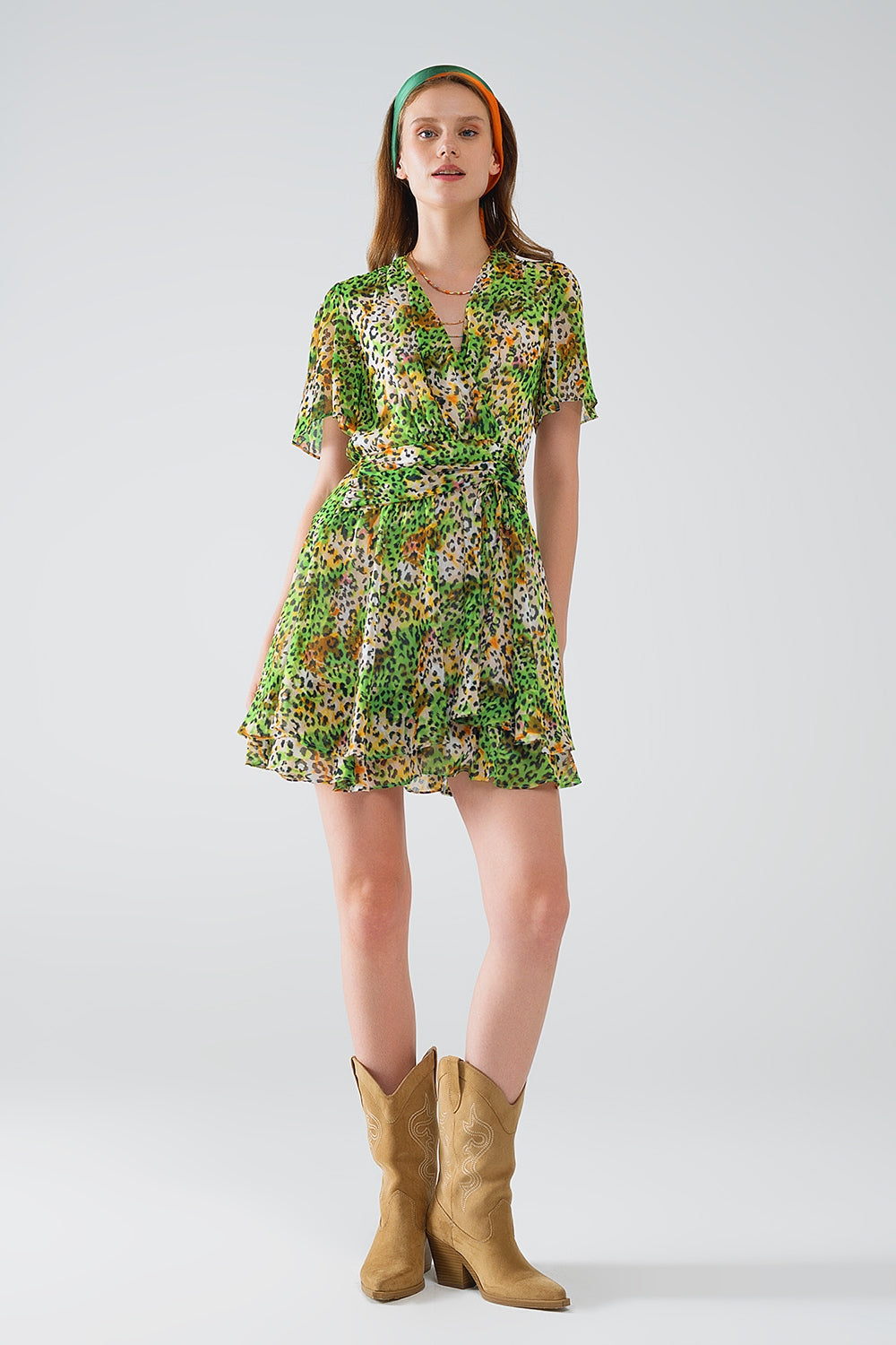 Vestido curto verde multicolorido com top cruzado com estampado animal