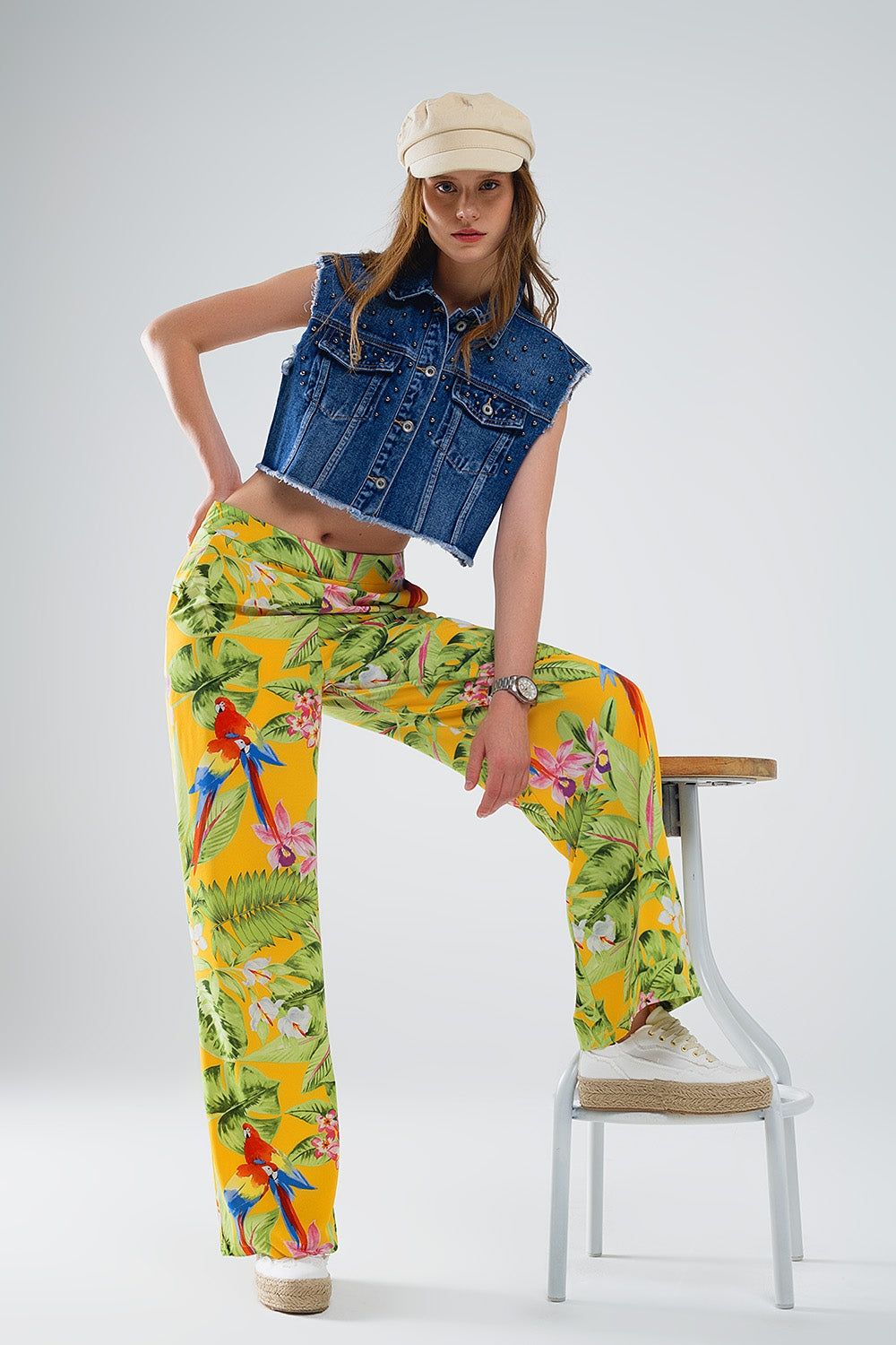 Calças amarelas com estampado tropical com fecho de correr lateral