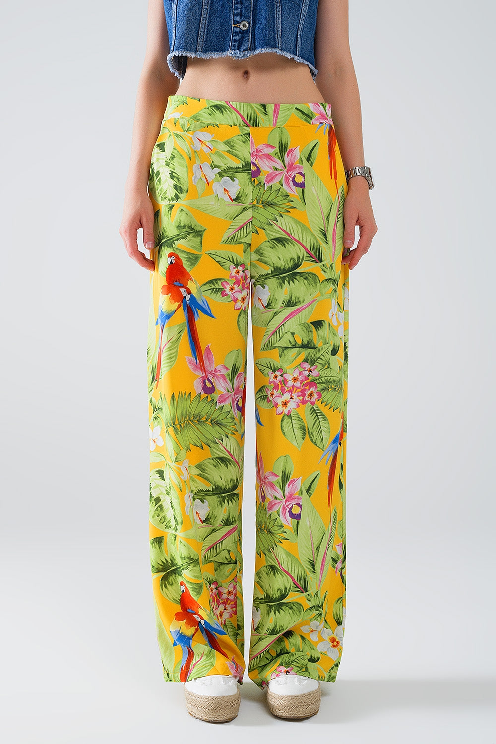 Calças amarelas com estampado tropical com fecho de correr lateral