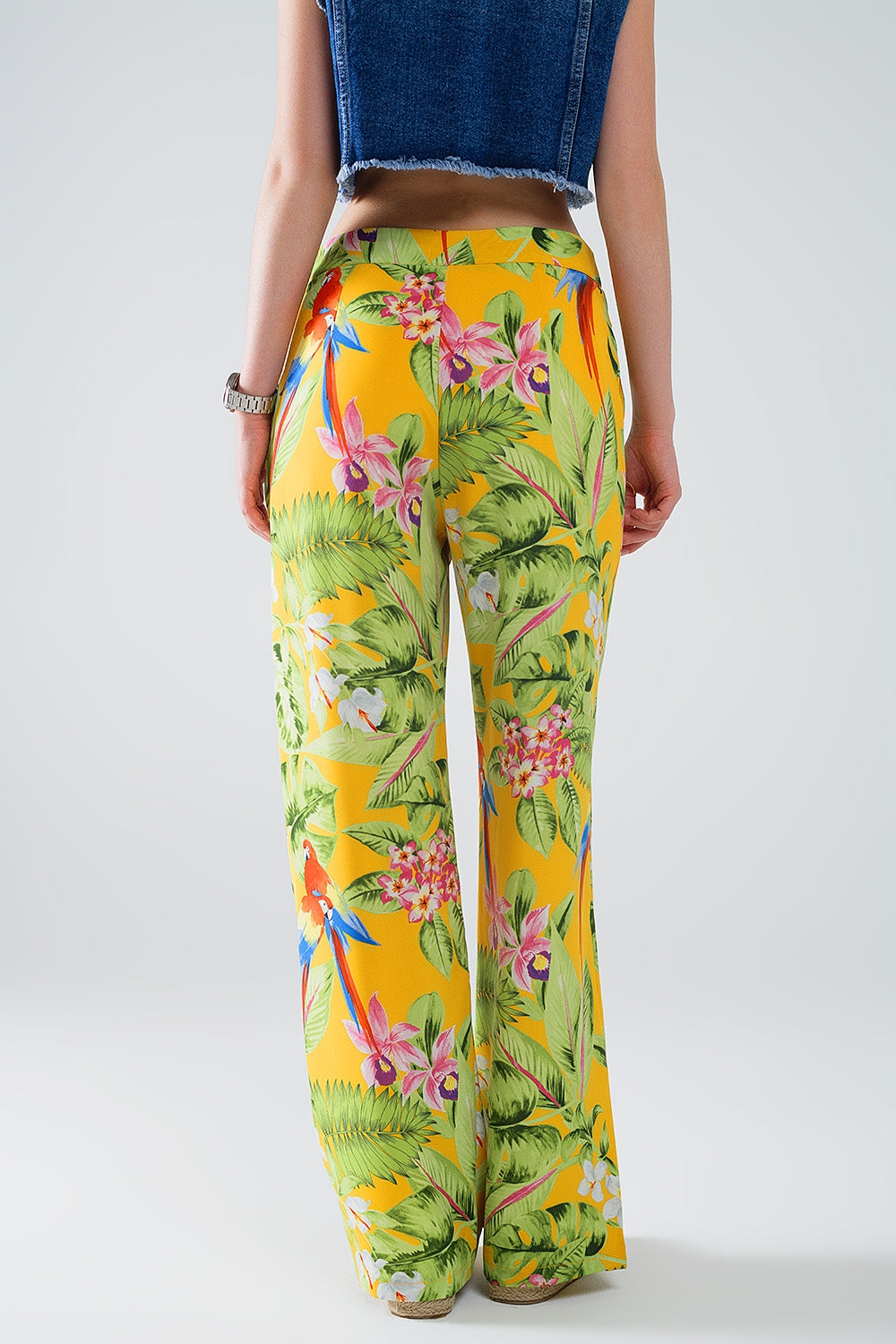 Calças amarelas com estampado tropical com fecho de correr lateral