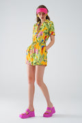 Macacão curto amarelo com estampado tropical e fecho de cordão