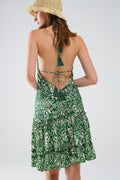 Vestido curto verde com estampado de flores em cetim estilo boho