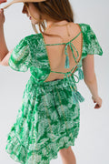 vestido curto verde com estampado de flores boho e costas abertas