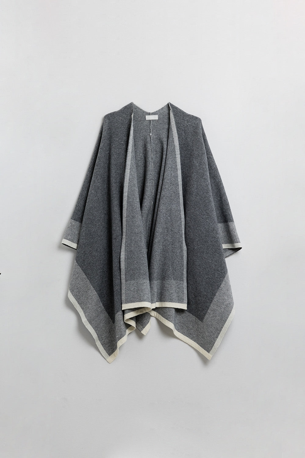 Poncho de malha em cinzento com acabamentos em cru
