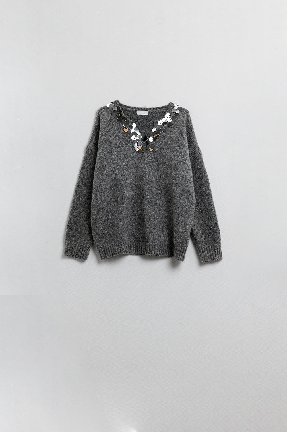 Camisola cinzenta com decote em V e pormenor de lantejoulas