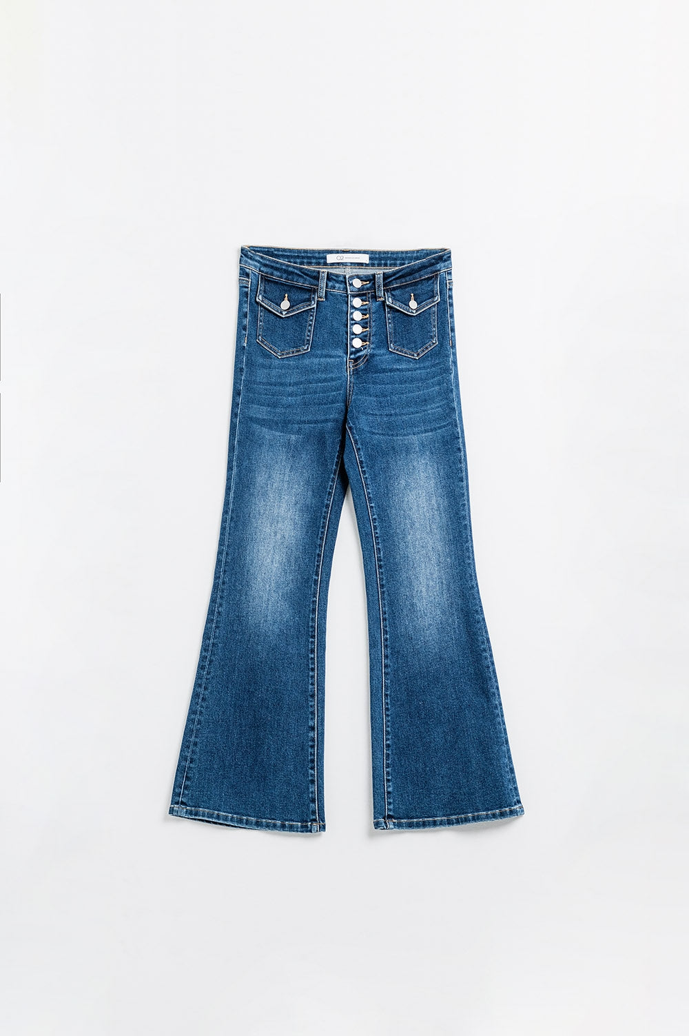 calças jeans flare com lavagem média e bolsos