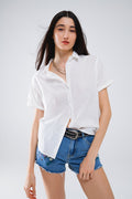 Camisa de manga curta com botões e descontraída em branco
