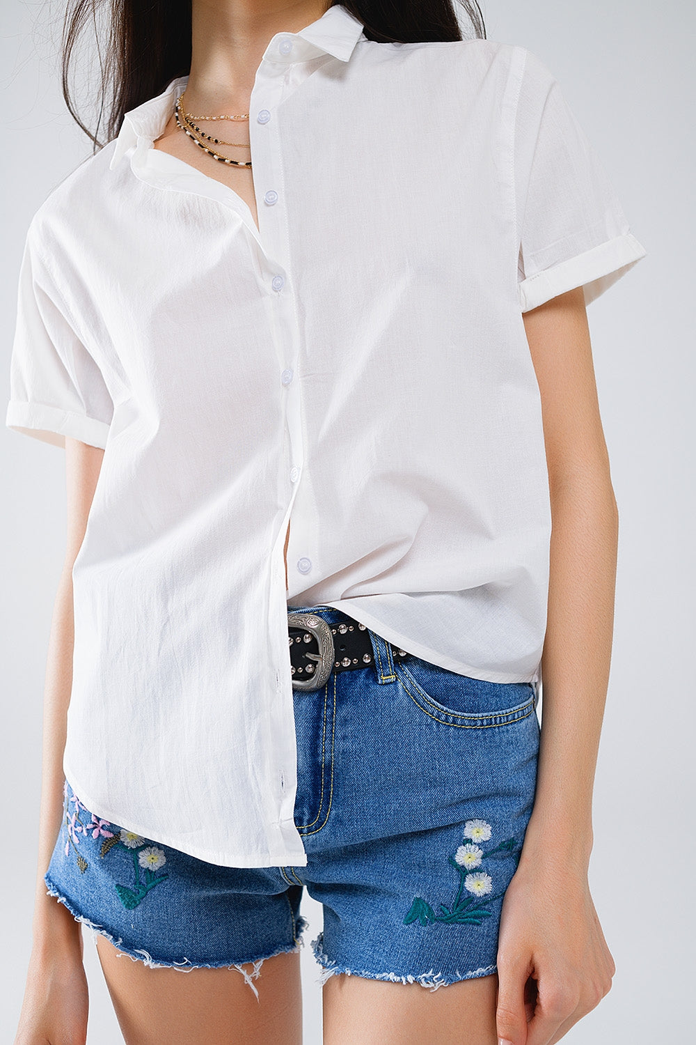 Camisa de manga curta com botões e descontraída em branco