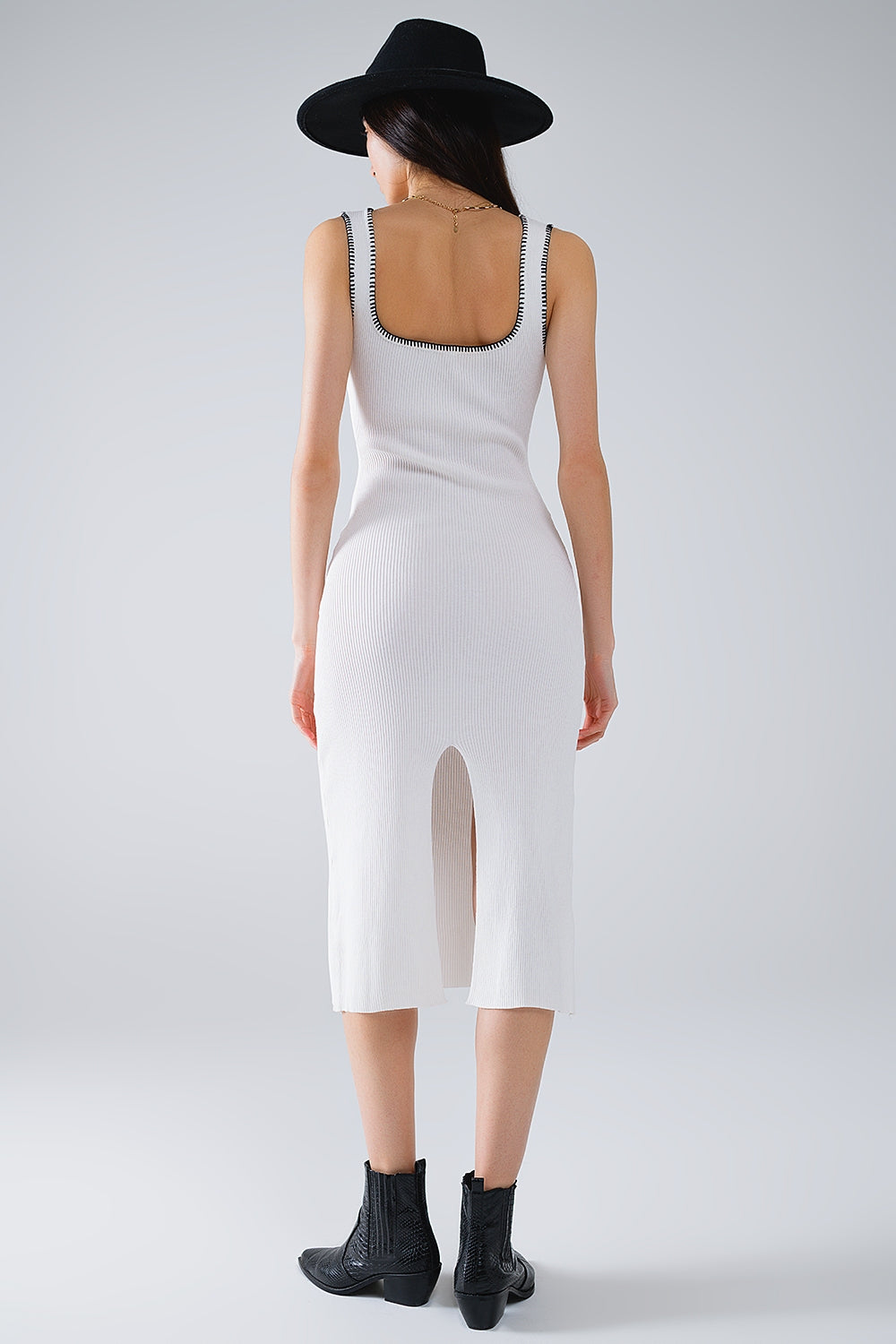 Vestido de malha de verão que abraça o corpo em branco com rebordo preto
