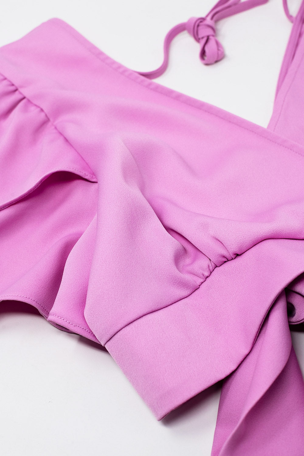 Top cor-de-rosa com mangas curtas e decote em V
