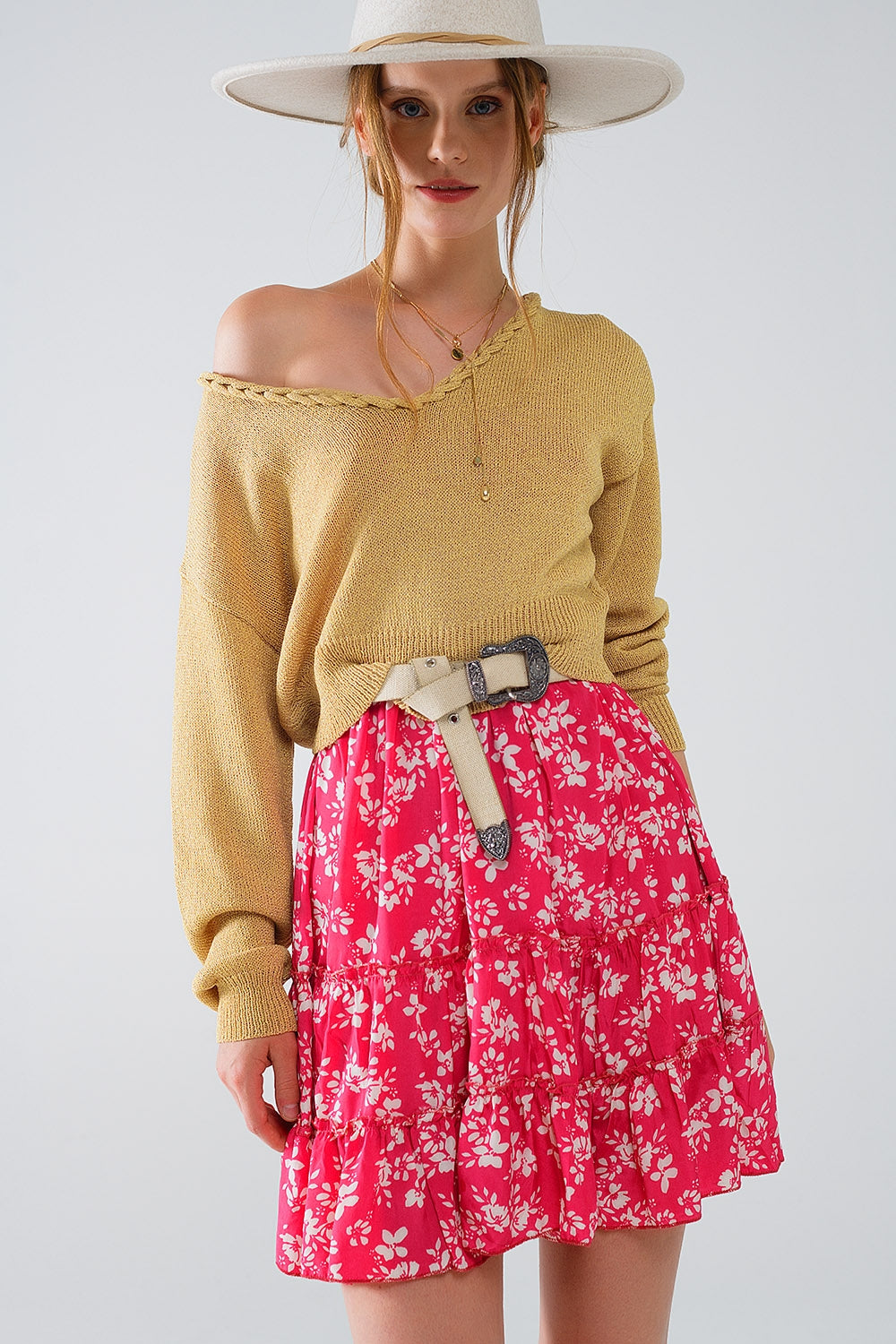 Camisola leve com decote em V largo e pormenores entrançados em dourado
